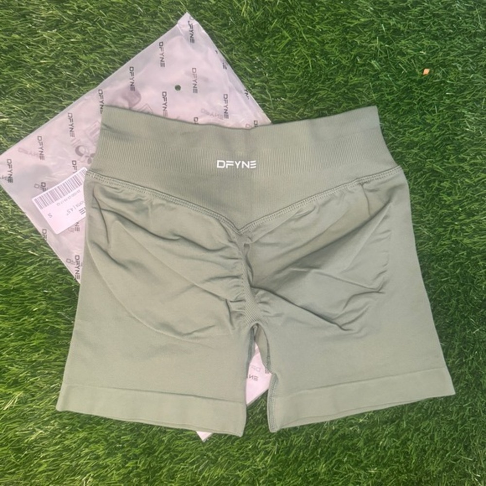 Dfyne impact shorts 4.5" pistachio small
